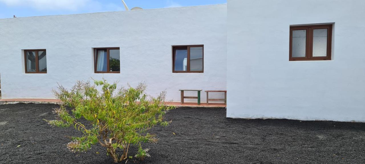 Casa Rural Yeyo En El Crater Del Volcan Tinguaton Exterior photo