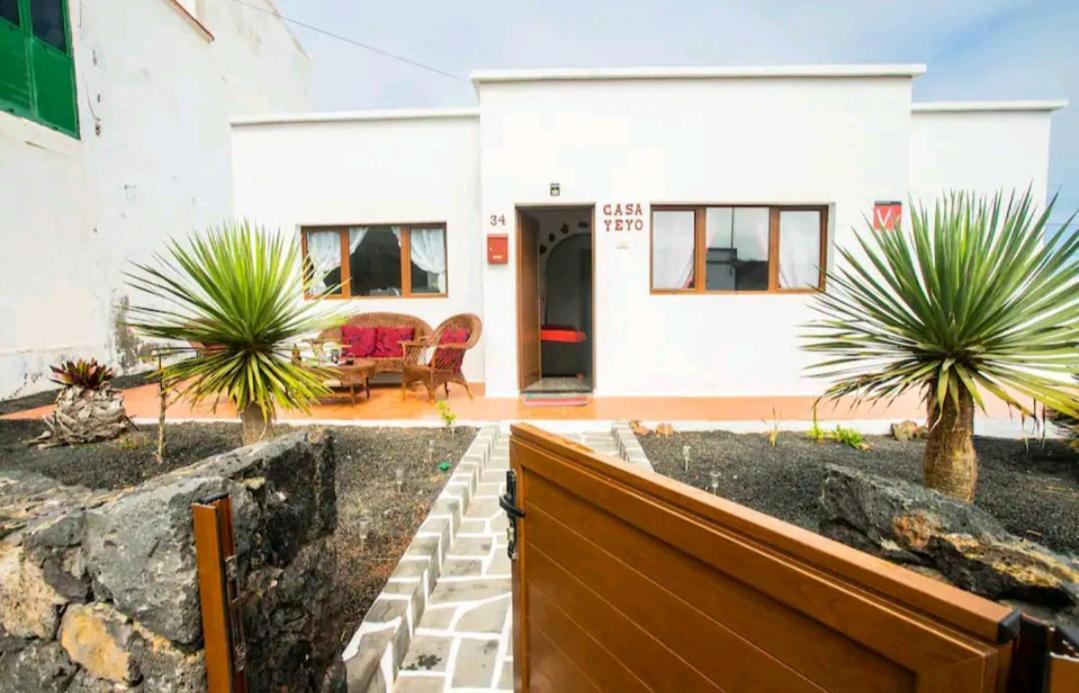 Casa Rural Yeyo En El Crater Del Volcan Tinguaton Exterior photo